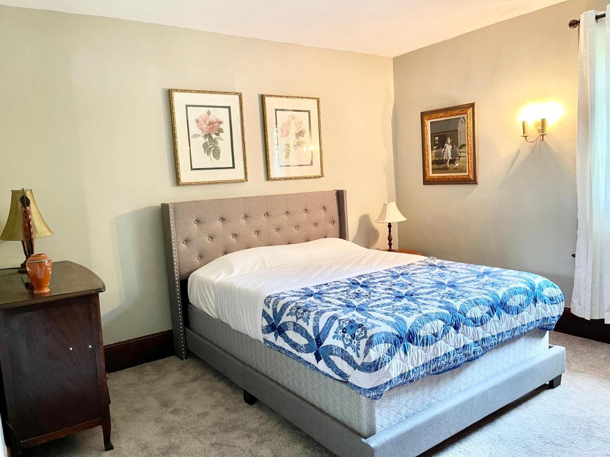 Deluxe Queen Room - No Pets Allowed