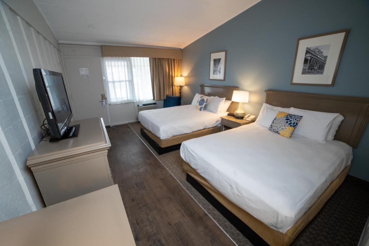 Deluxe Mountain View Two Queen Beds