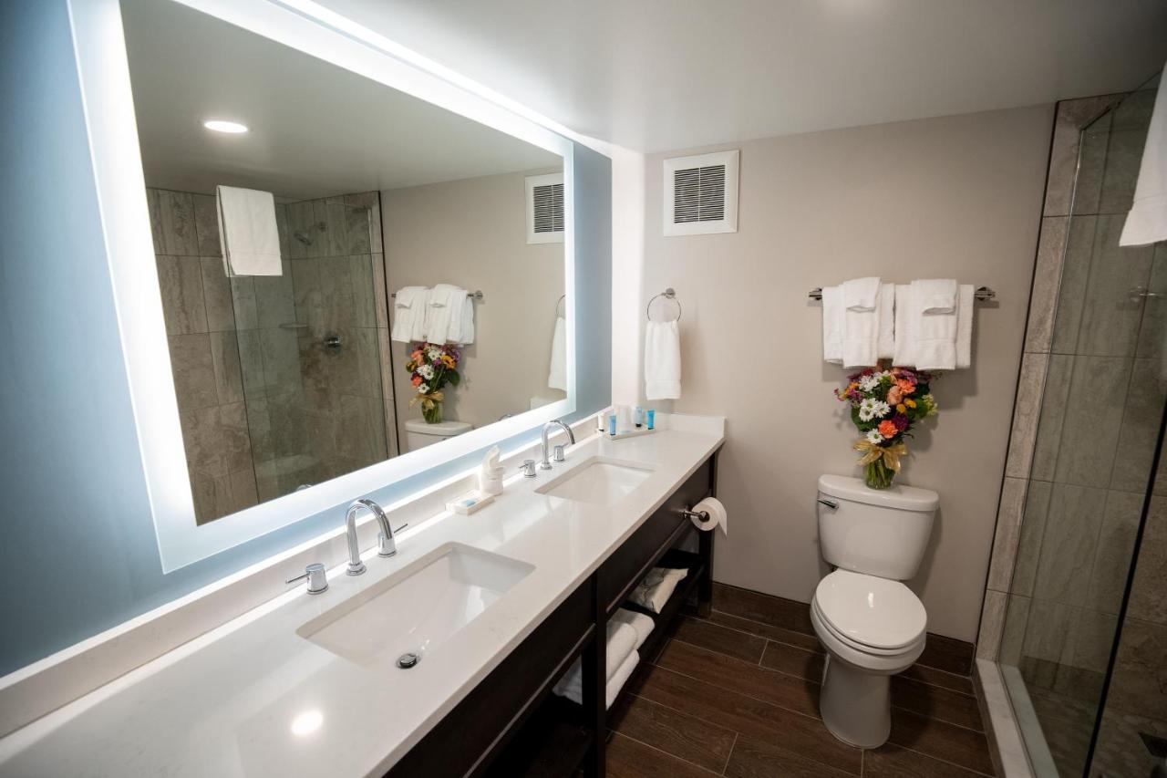 Premium Lake View Two Queen Beds