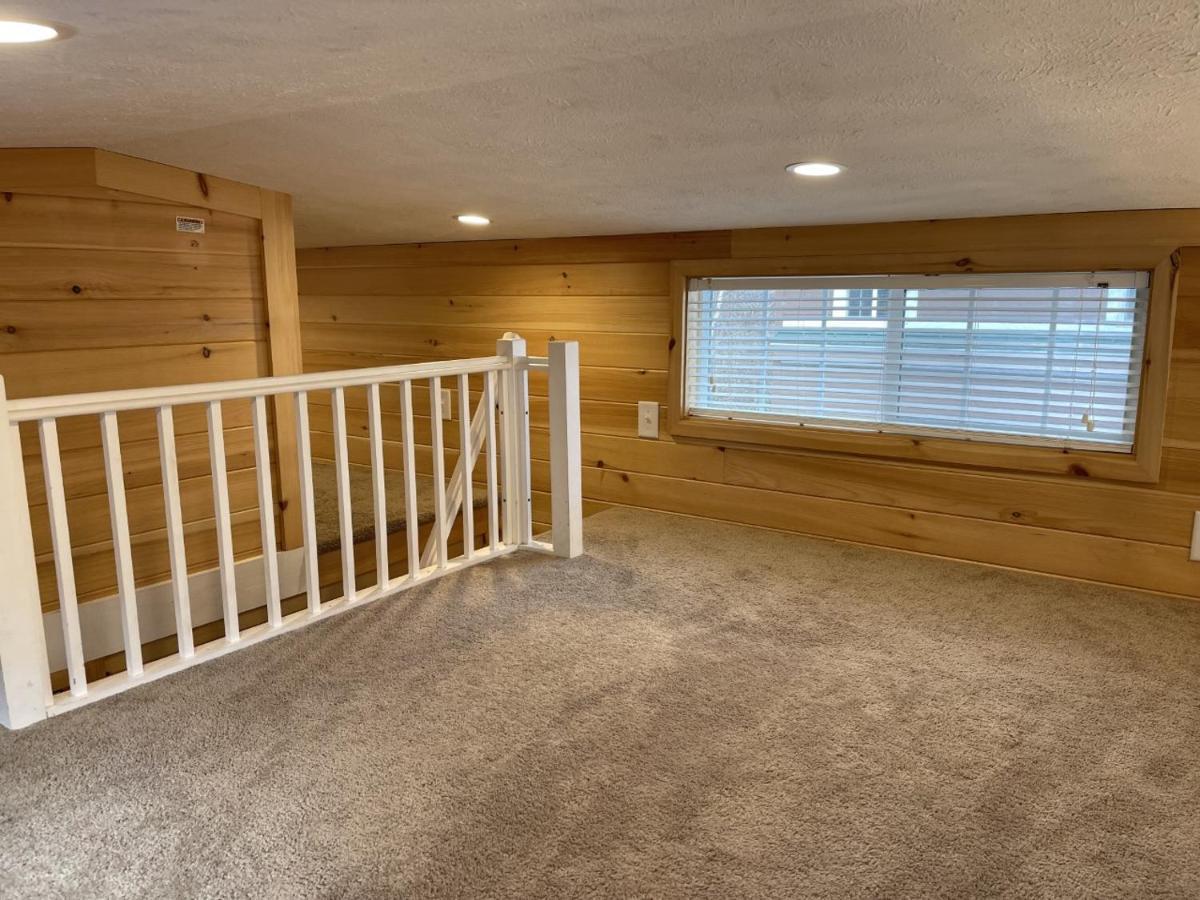 One-Bedroom Loft Cabin Premium