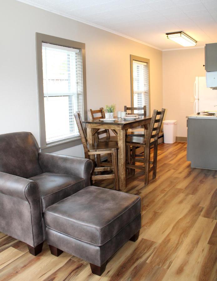 Suite,1422998043:JPEG