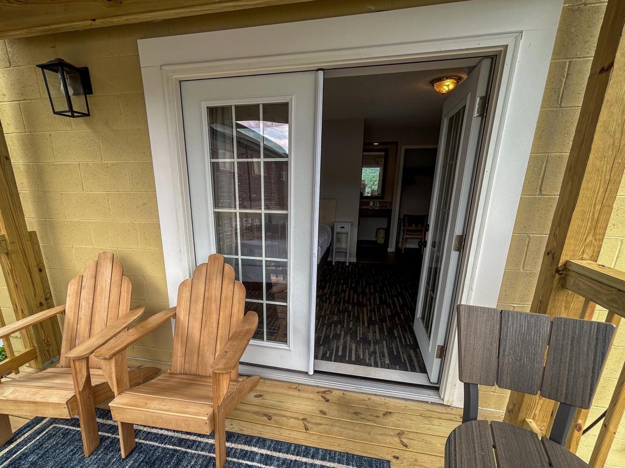 Lakefront King Private Balcony