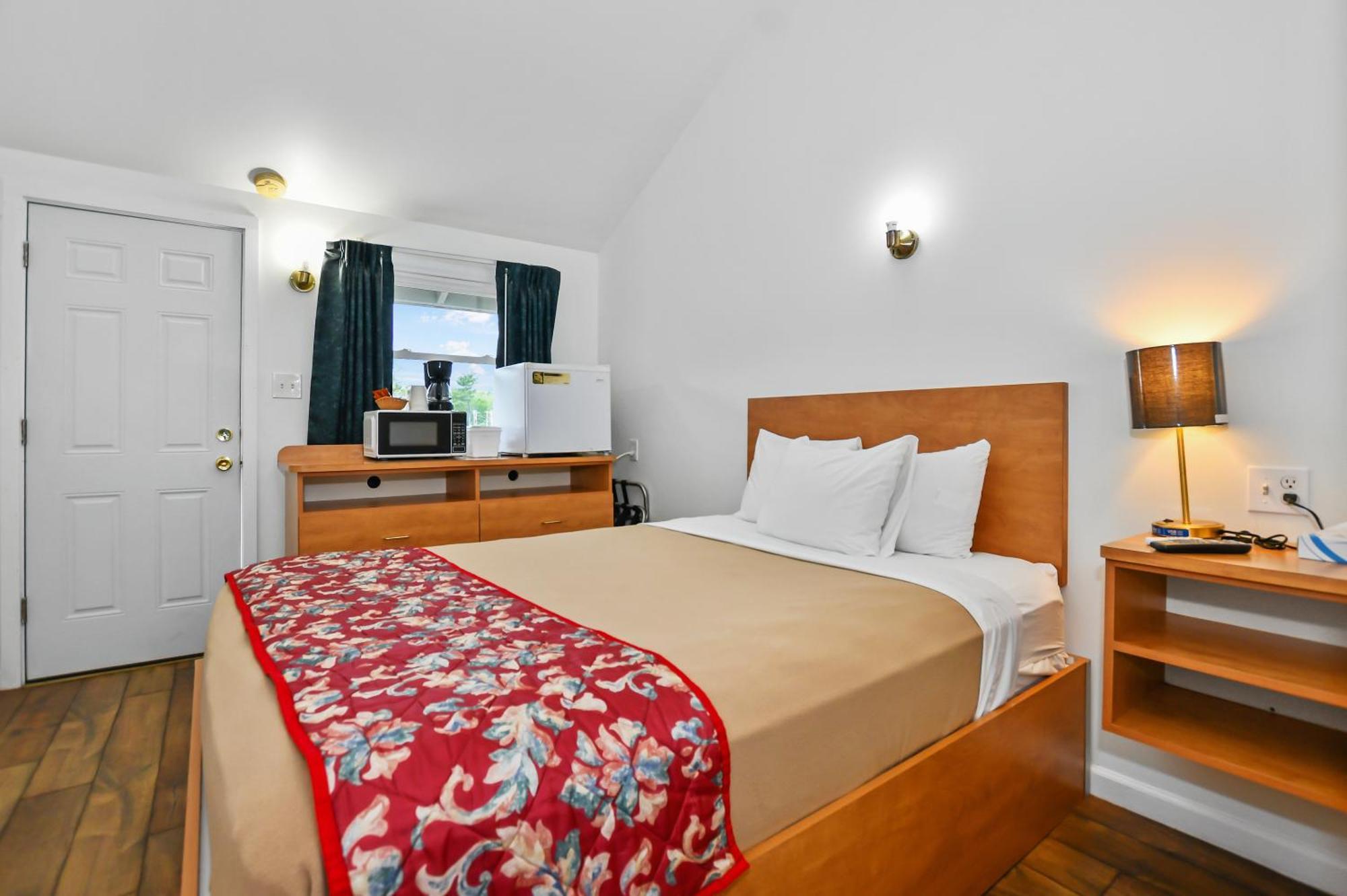 Single Queen Room