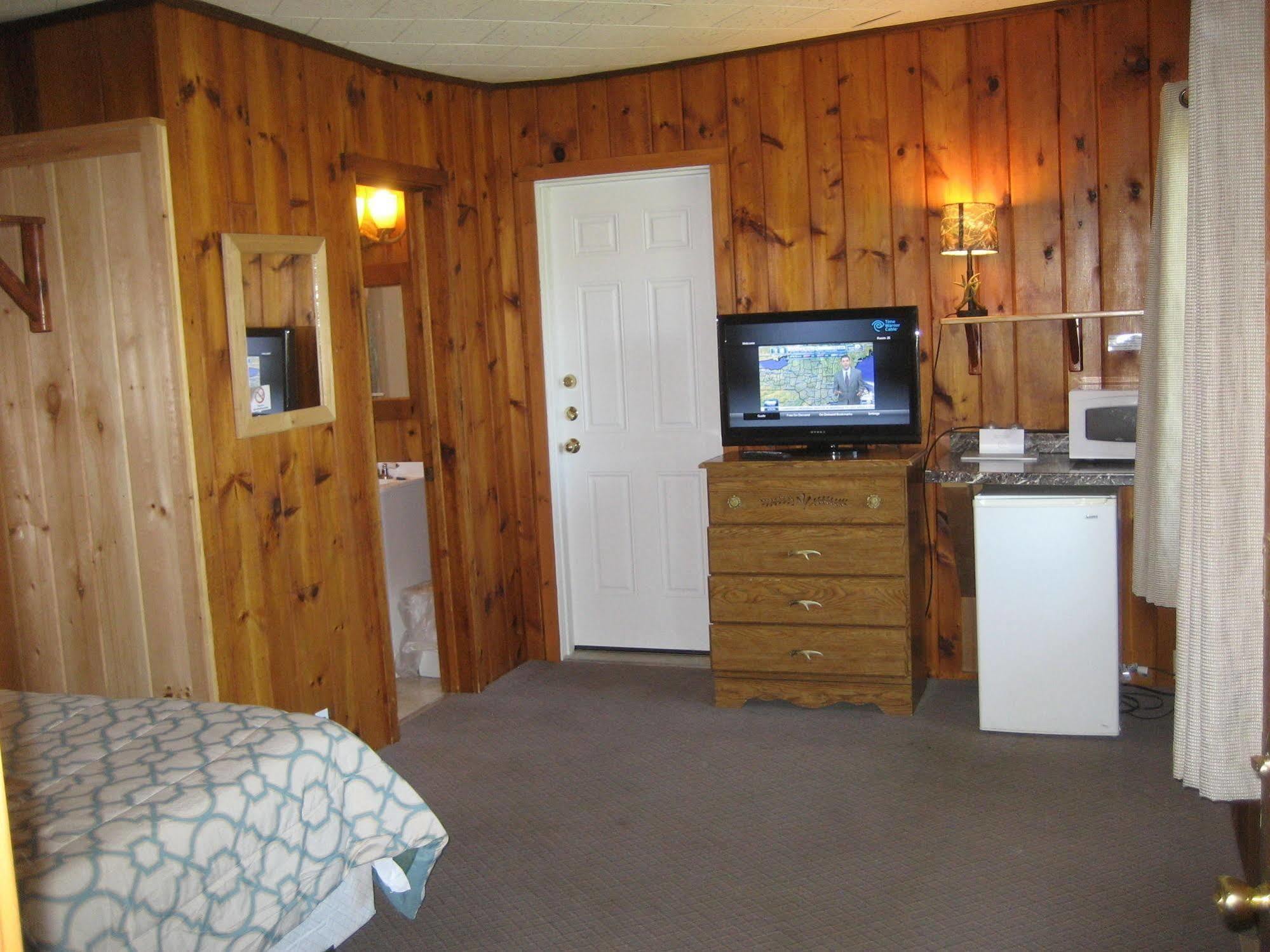 Queen Room One Queen Bed Lake View