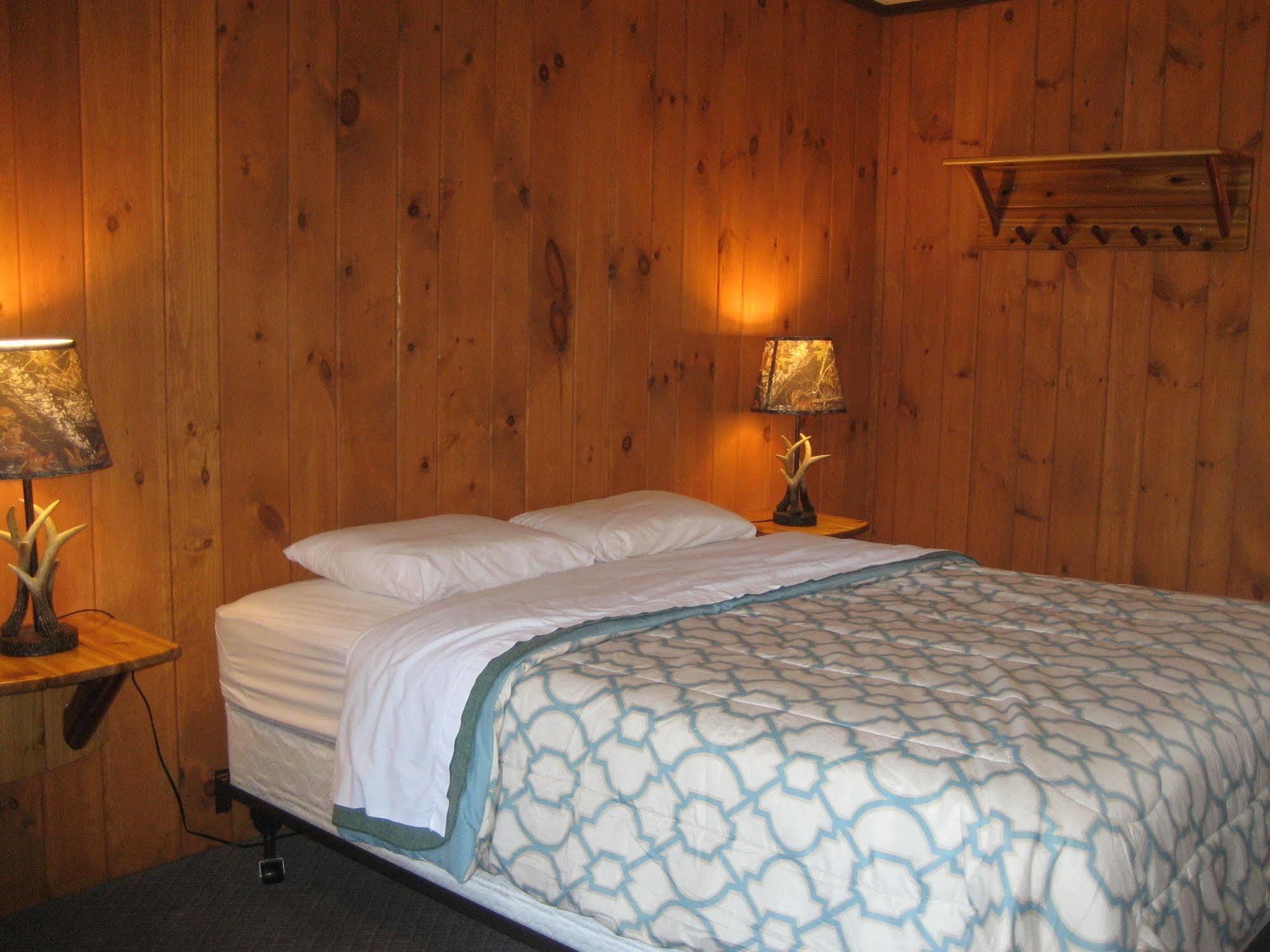 Queen Room Two Queen Beds Lake View