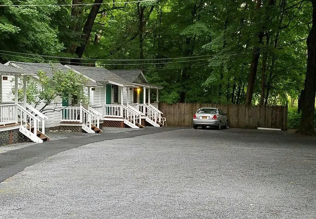 Brookside Motel & Cabins-1