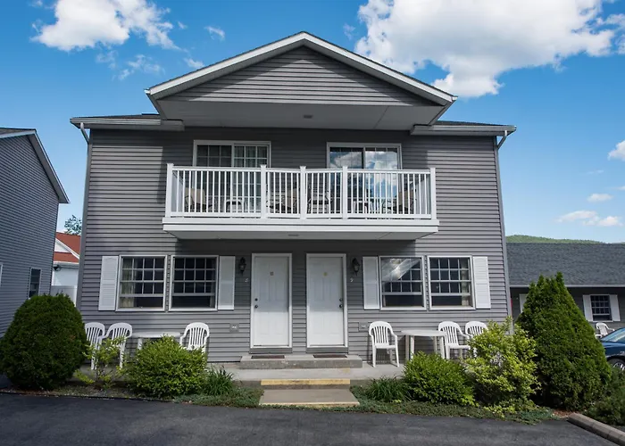 Adirondack Retreat Inn & Suites Lake George